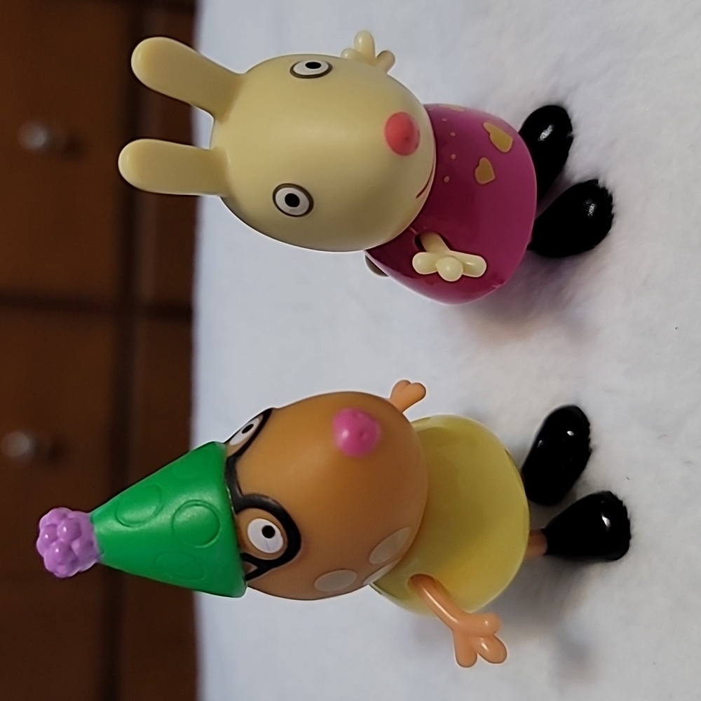 Set of 4 Peppa Pig Figures And With Oversized Heart Compact